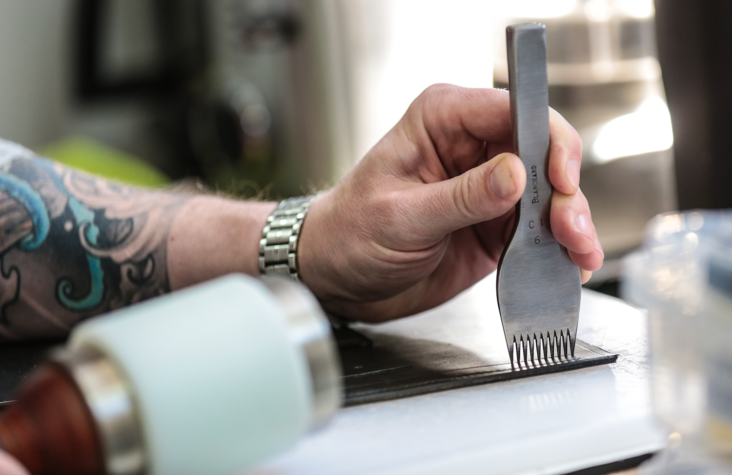 Hand Stitched vs. Machine Sewn Techniques in Leather Working Maker’s